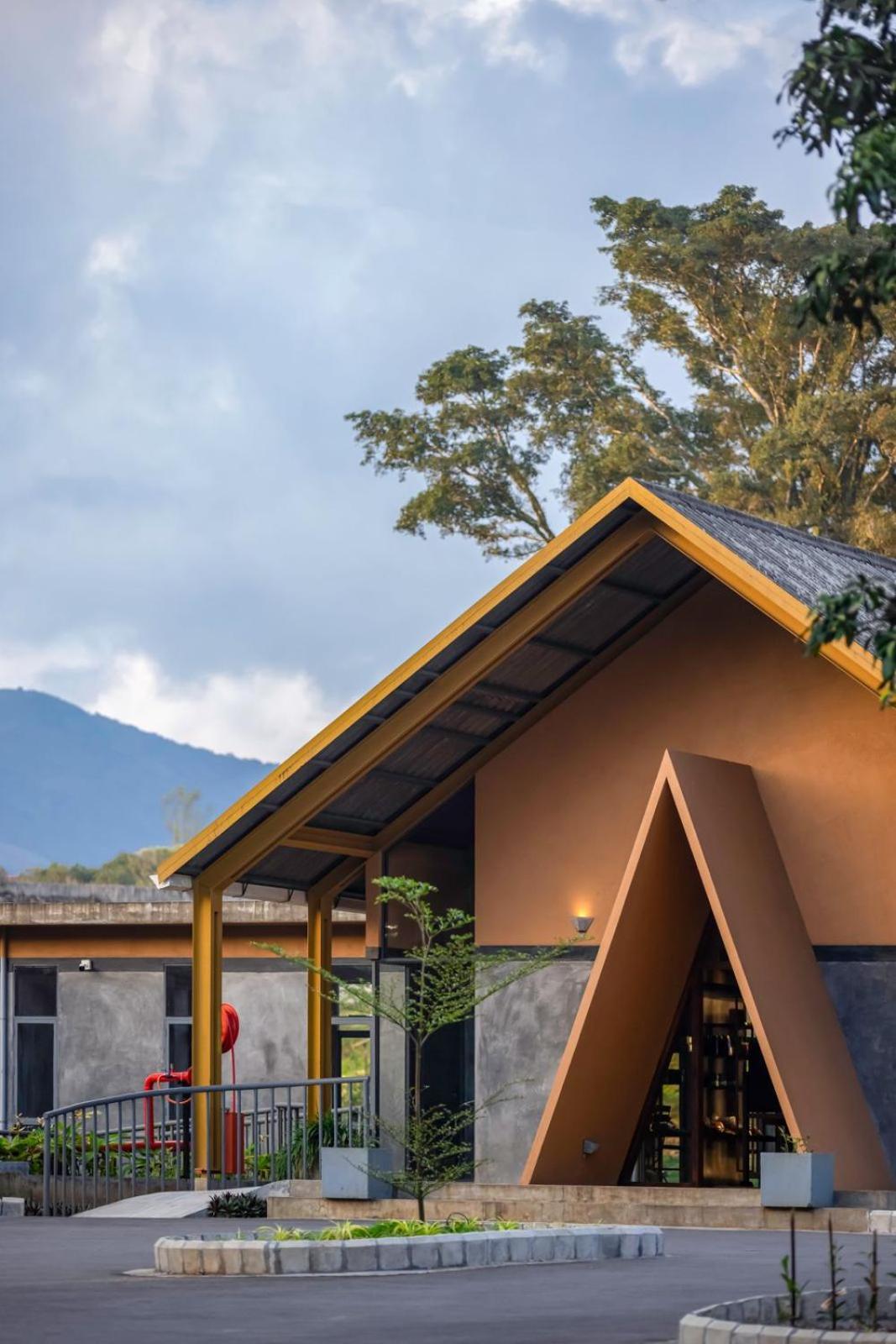 Misty Mountain Experience By Perfect Stays Pirmed ภายนอก รูปภาพ
